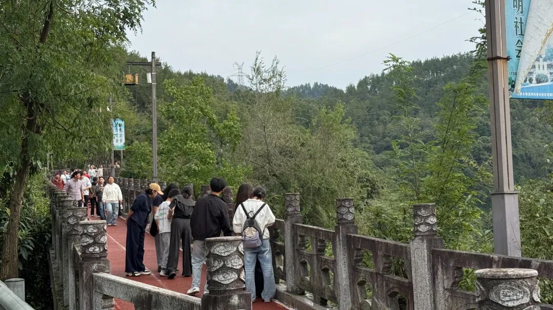 安康香溪洞景区受到游客青睐。（邓文悦摄）.jpg