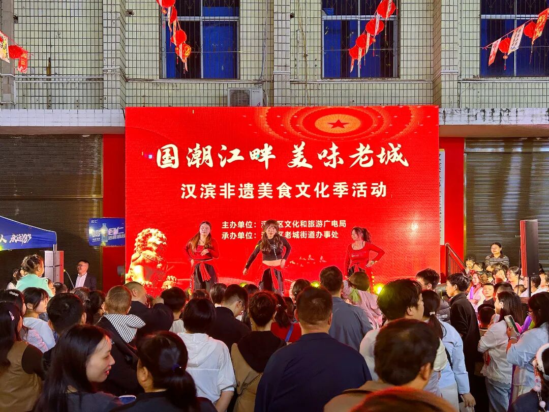 汉滨非遗美食文化季活动吸引游客驻足观看。（张勇摄）.jpg