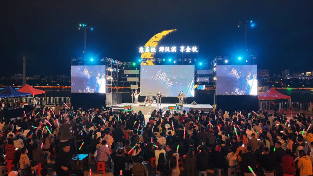 10月2日晚，“汉水韵之夜——岁月如歌·共赴青春”经典复刻演唱会在安康江北亲水广场精彩上演，吸引众多游客。（黄鑫摄）.jpg