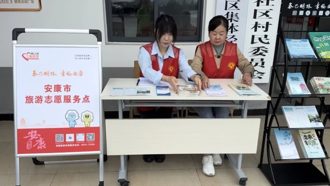 志愿者在汉滨区县河镇牛岭社区旅游志愿服务点驻守(崔一帆摄）.jpg