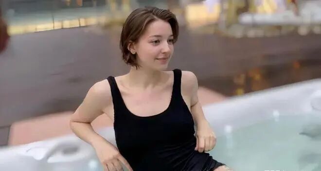 天使面孔魔鬼身材:俄罗斯美少女angelina的修炼之旅