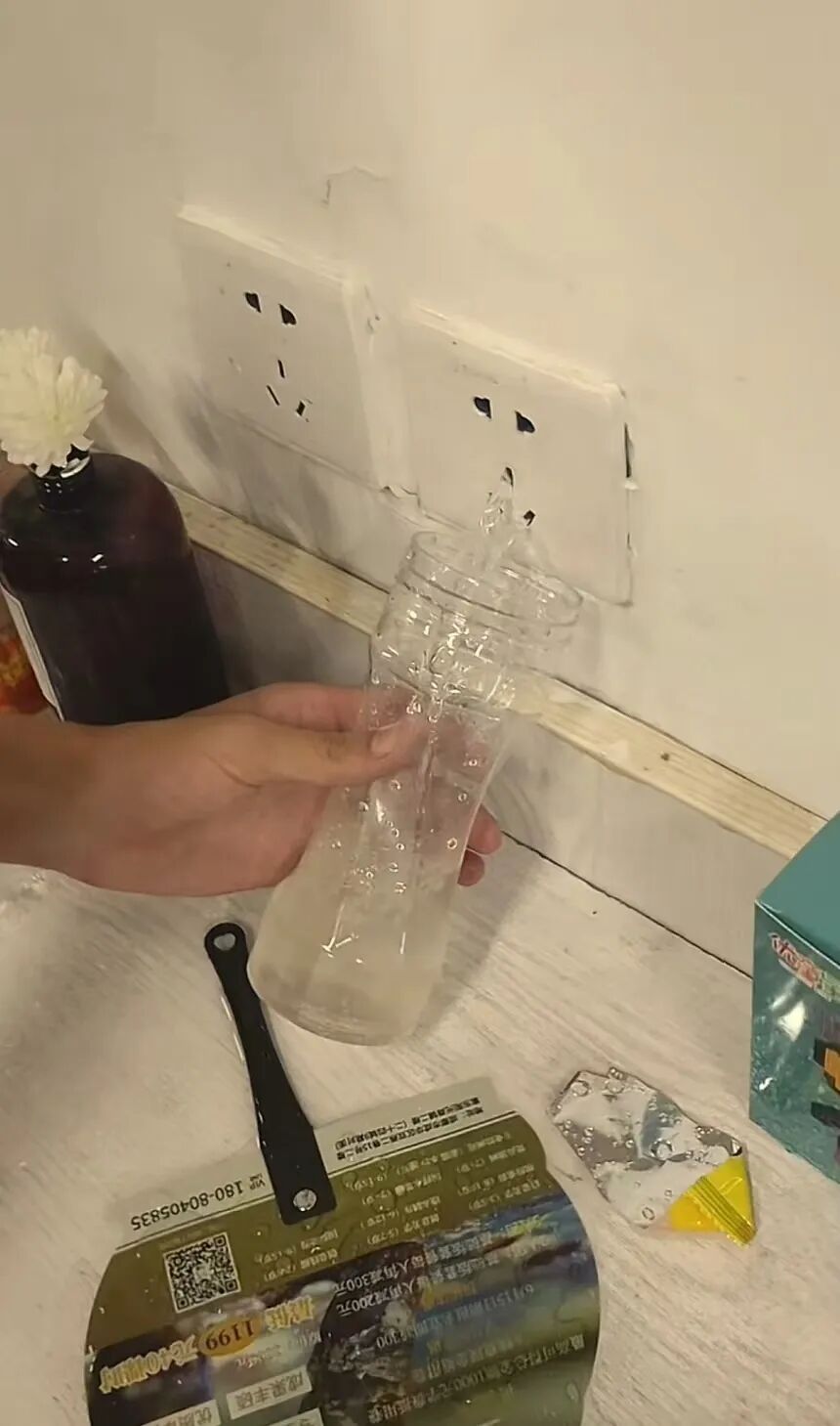成都暴雨致家里插座出水成瀑布,插座流水成瀑布！暴雨致居民家中插座出水