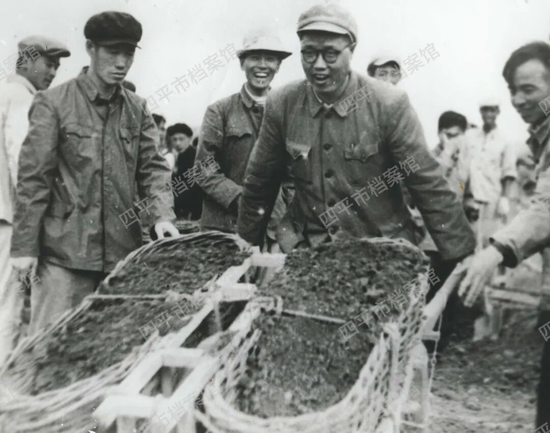 吴丕恩同志（推车者）在劳动.jpg