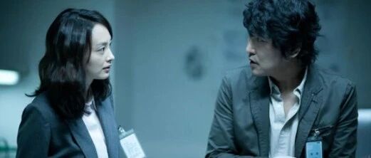 合作过半个韩国男神的李奈映,凭什么靠一张＂厌世脸＂拿下青龙奖和元斌?