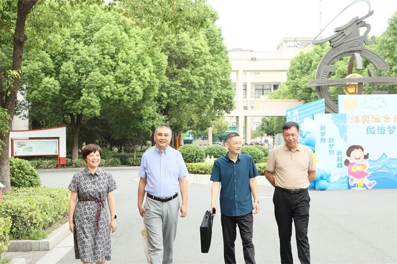 9月3日，江都区教育局开学工作检查组莅临实验小学检查工作。区教育局教