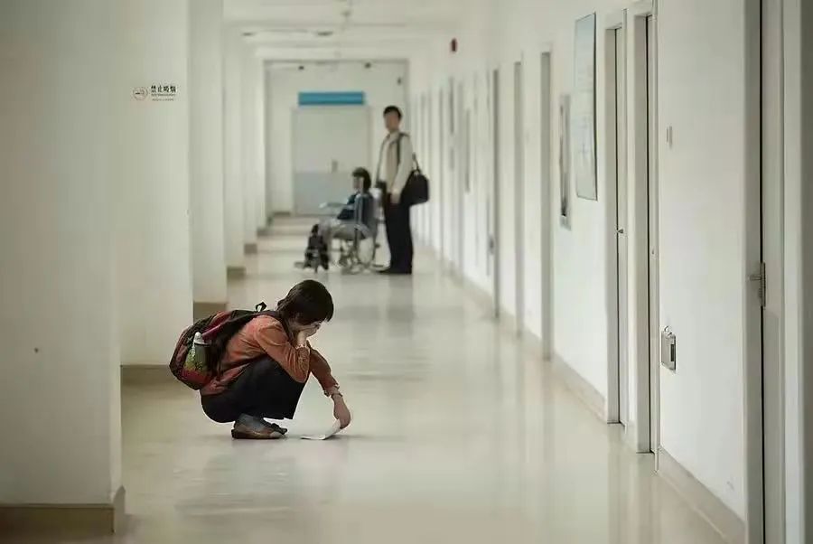 某中学女生安检砸伤工作人员，毁掉一个孩子从情绪崩溃开始