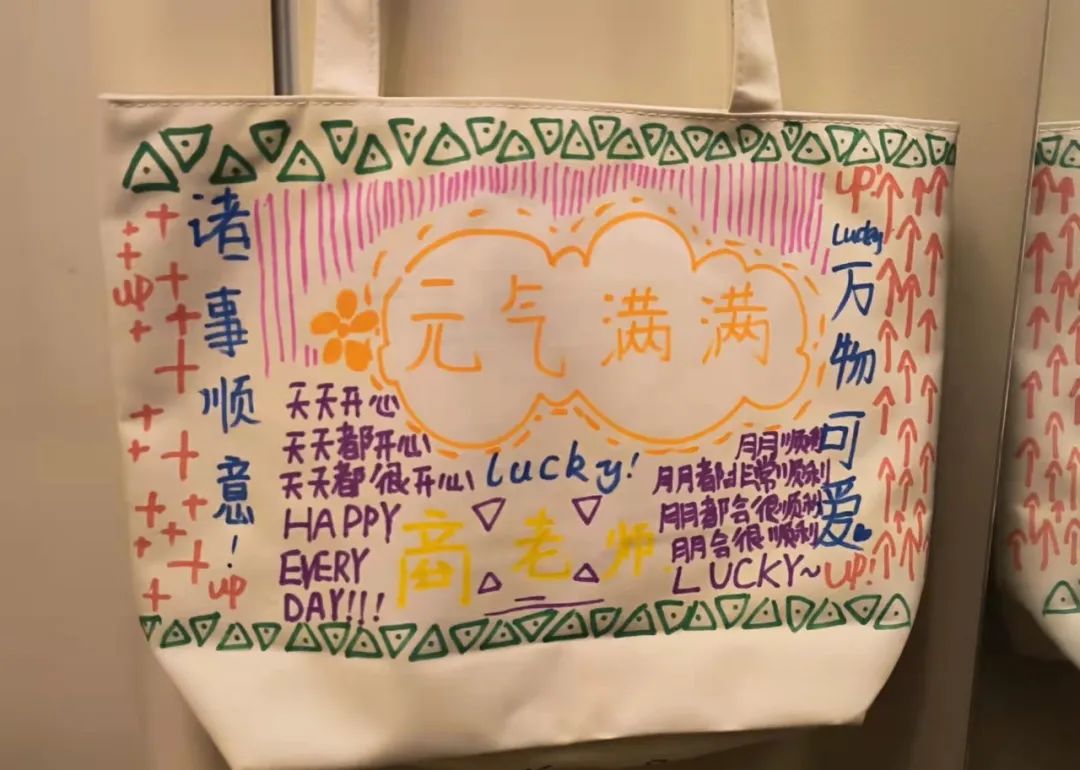 某中学女生安检砸伤工作人员，毁掉一个孩子从情绪崩溃开始