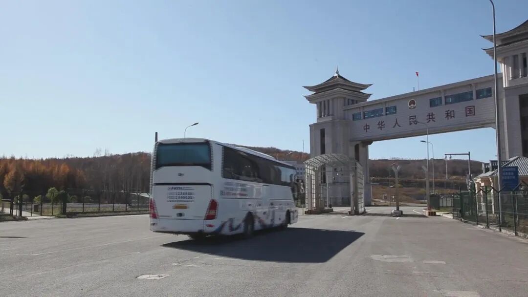 许多俄罗斯游客乘坐来绥芬河的大巴,从公路口岸入境