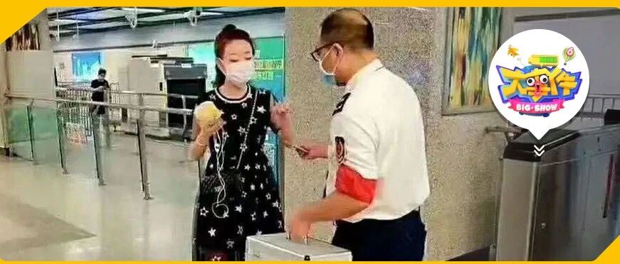 给乘客送个创可贴摆拍十几分钟…他们终于道歉了！