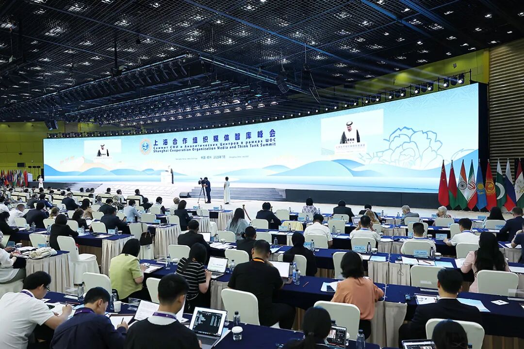 上海合作組織媒體智庫峰會全體會議在鄭州舉行 莫高義傅華彭金輝劉寧致辭 王凱主持