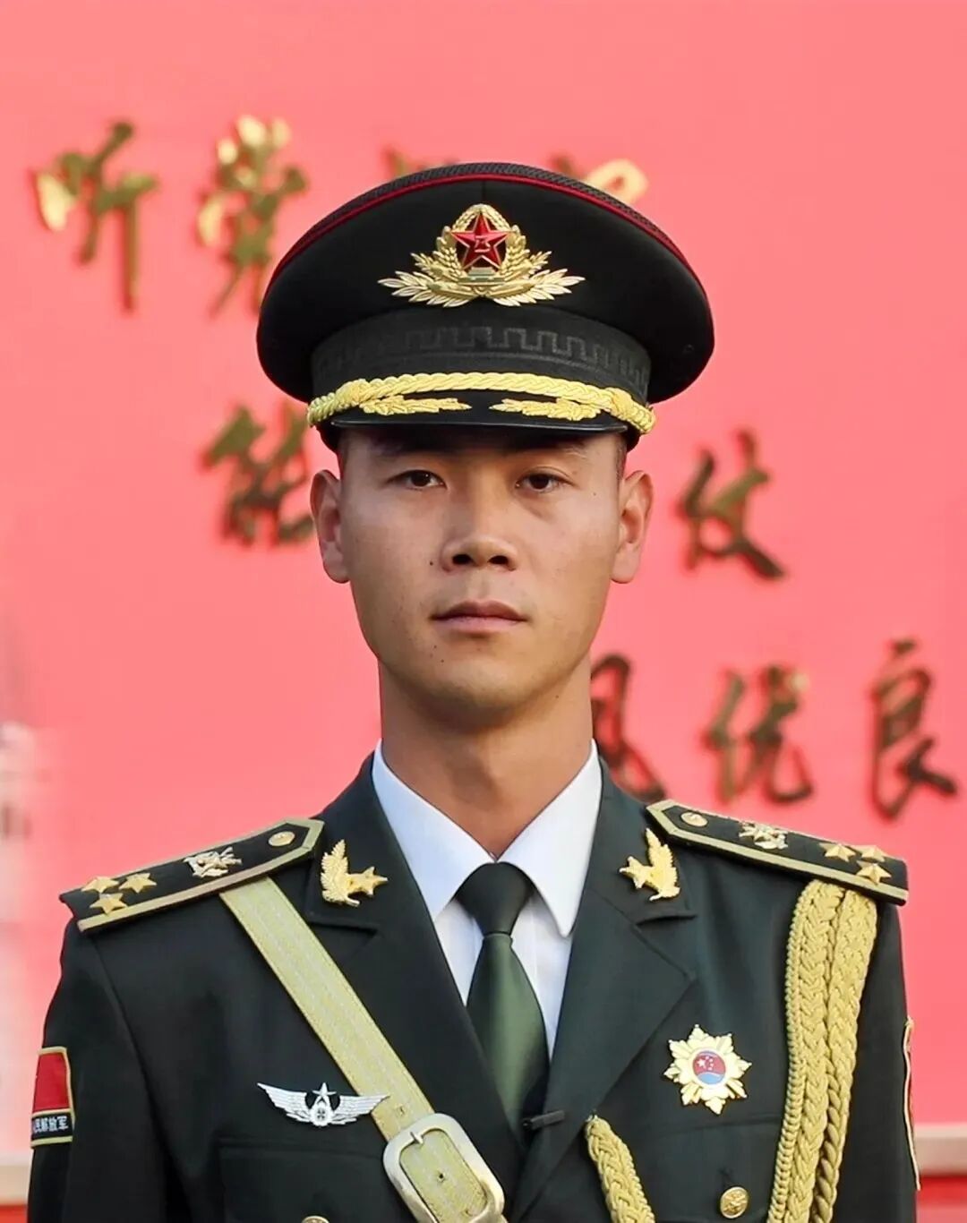 九三阅兵当天，这个河南小伙，将升起五星红旗！