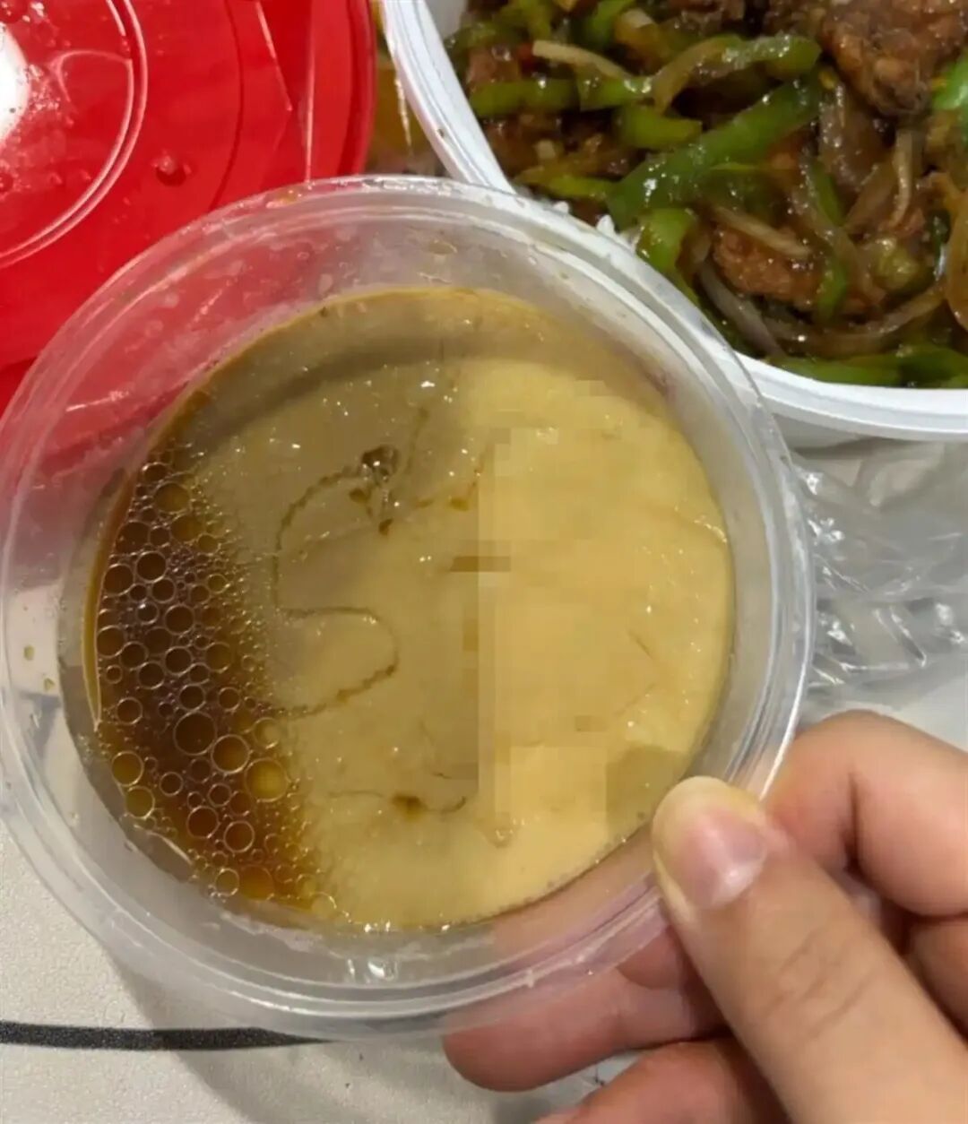 女子点的外卖蒸蛋上被写侮辱字母