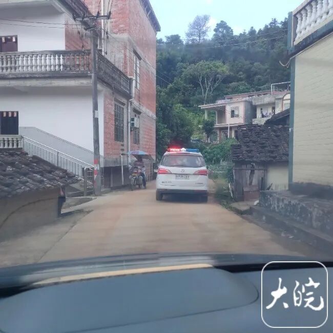 广西致5死1伤命案嫌犯逃进大山！进村盘山路民警每50米值守，村民“不敢上山”……