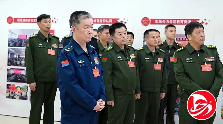 安徽省军区政治委员刘国宾少将带队参观全省民兵思想政治教育成果展。马庆福摄