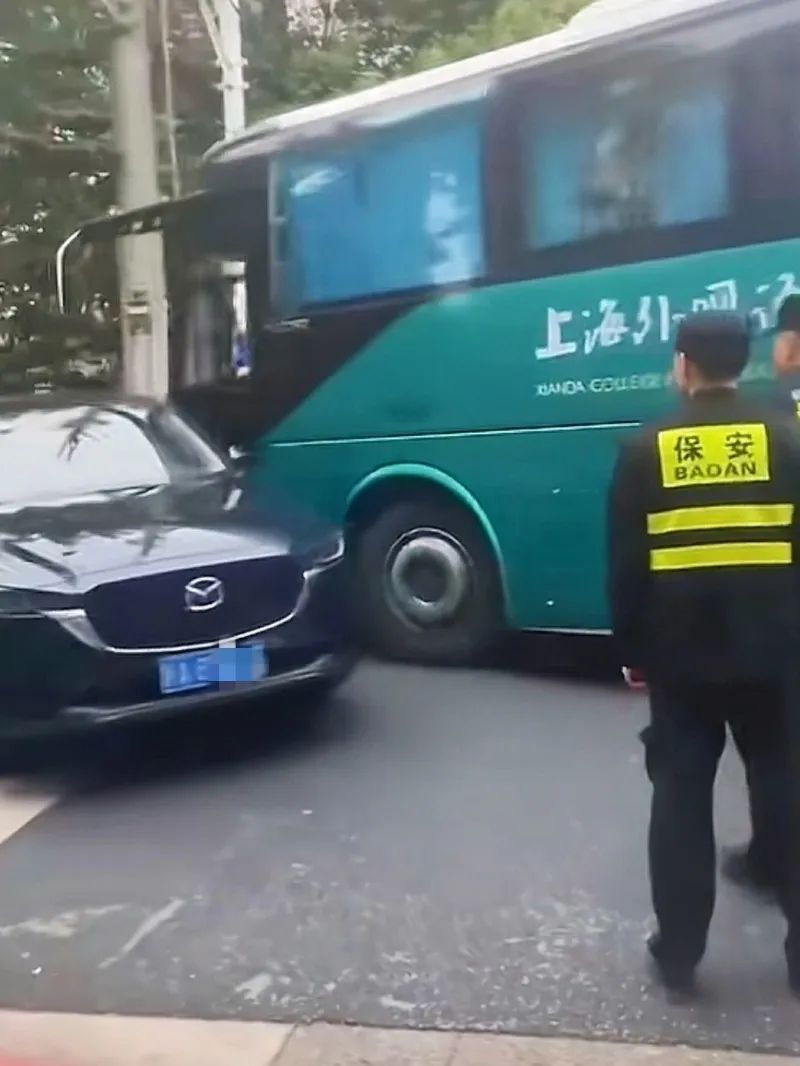 校车当街撞击私家车