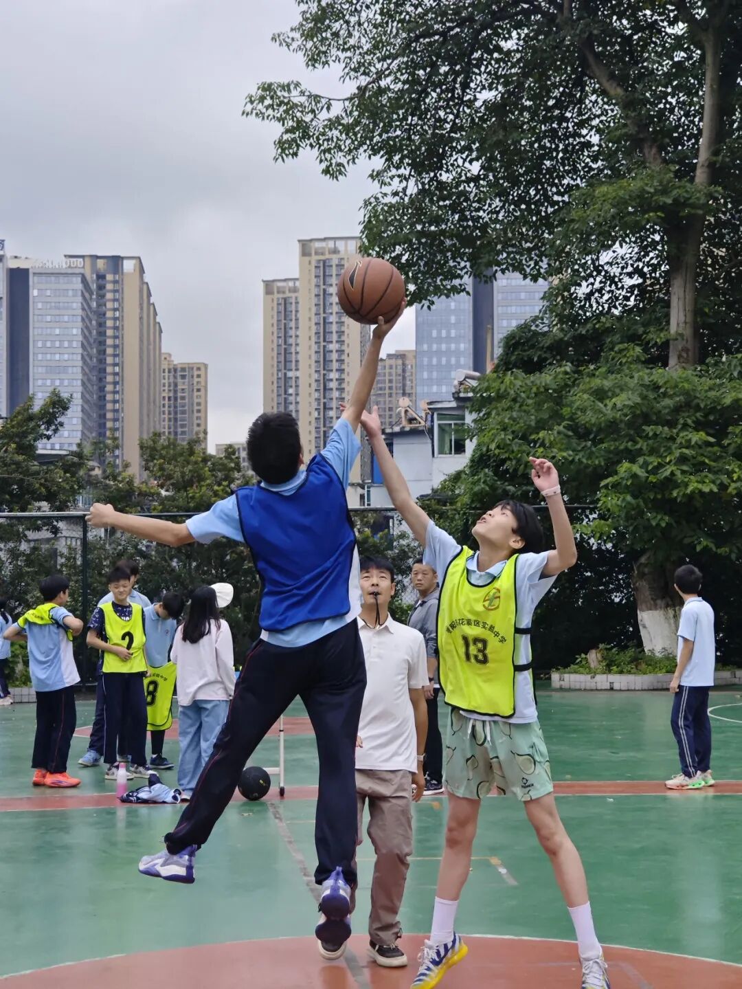 体育人强体魄 班级聚力展风采——花溪区实验中学首届“校长杯”校园足篮球联赛圆满落幕