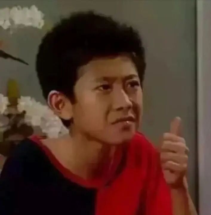 人在镜子前自拍  中度可信度描述已自动生成