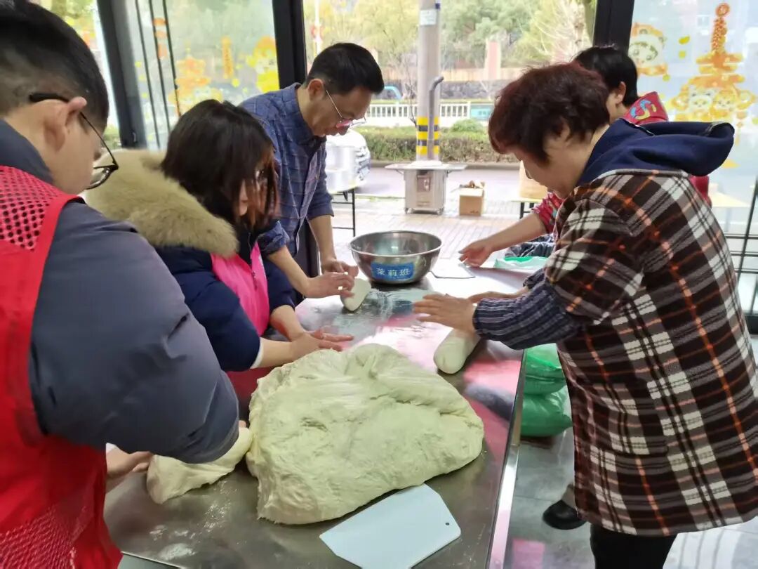 平安社区妇联开展“面香里的年味 巧手中的团圆”活动.jpg