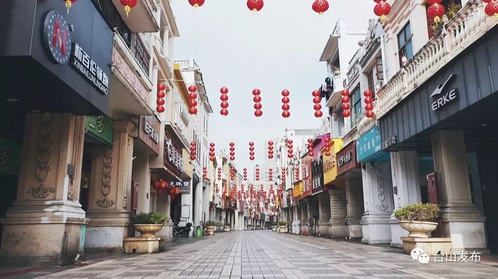 这也是今天见到人最多的地方偶尔有行人走过空空荡荡的步行街如今却难