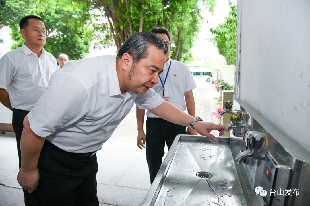 9月9日下午,市委书记李惠文带队到李谭更开纪念中学,邓树椿中学慰问