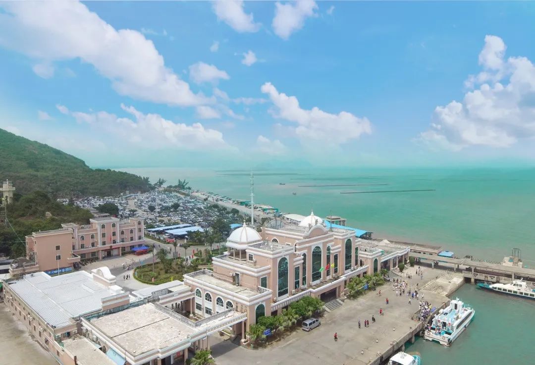 中午:前往廣海漁人碼頭挑選生猛海鮮,午餐享用美味海鮮大餐挑選生猛