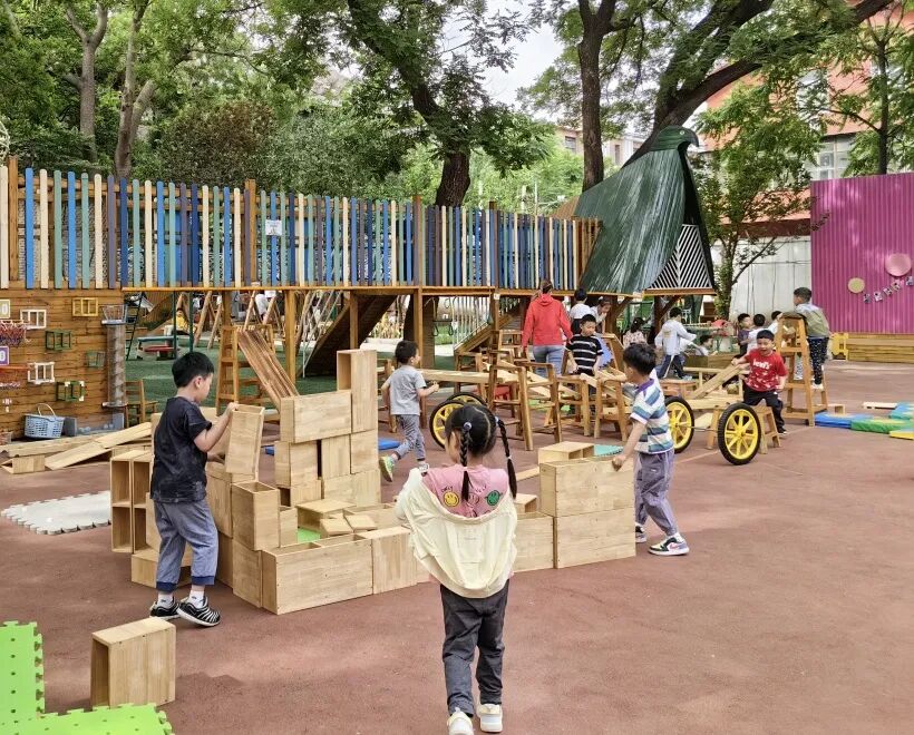 会前,在北京市第五幼儿园冯瑶老师的带领下,与会的专家,老师们先后