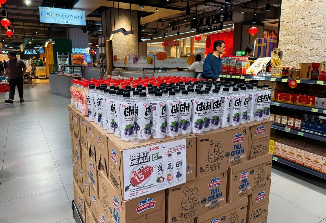 雅加达当地超市里摆放显眼的中国商品