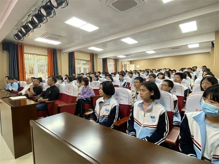 薪火相传榜样示范福清东张中学杰出校友蔡友义先生回母校作励志报告