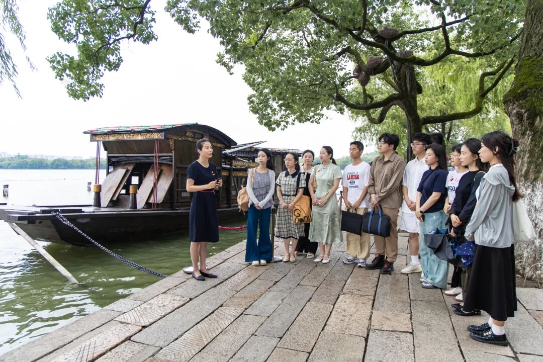 1青年访青年—瞻仰红船.jpg