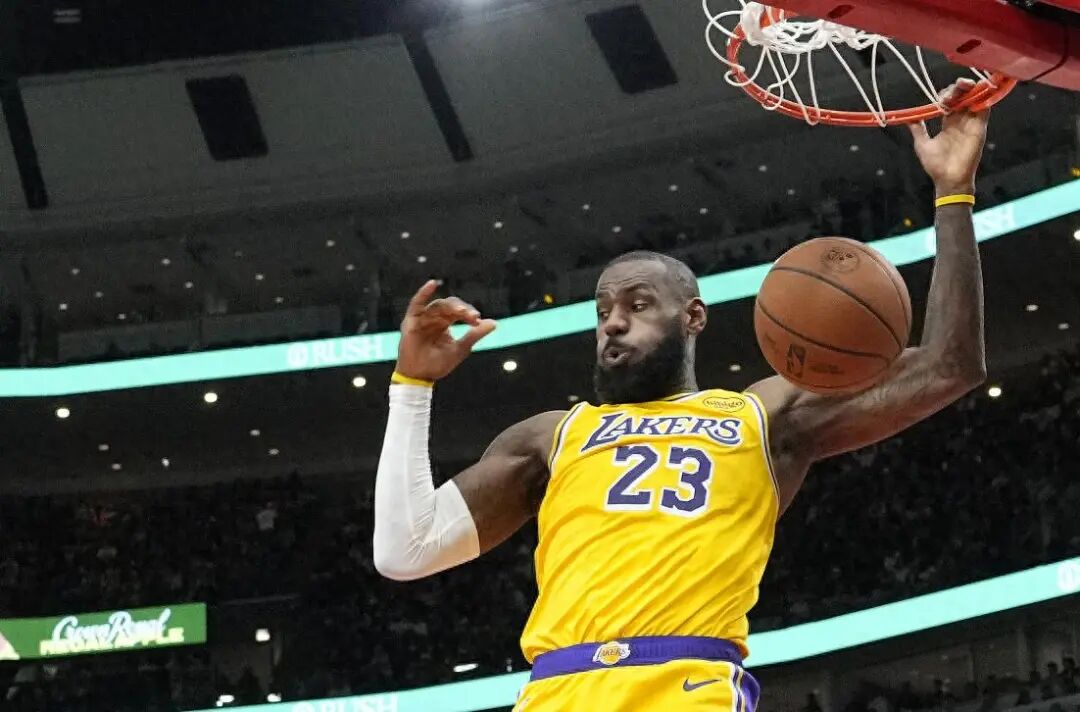 40岁詹姆斯距创NBA79年无前例纪录仅差5分，历史见证传奇时刻