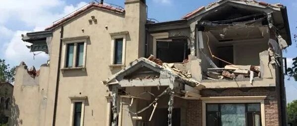 上海丨他花560万装修，到手的房却破破烂烂！墙都没有！还到处是钢筋！