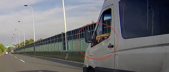 上海丨面包车呈S形行驶，恶意别车！司机落网后心悸：其实我自己回想起来都害怕…