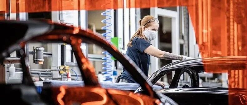 奔驰大规模被动召回、深陷减配风波，集团CEO警告大幅降薪 | K·News