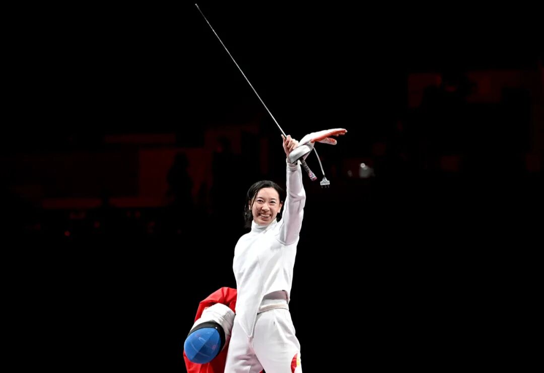 孙一文和李娜都是中国女子击剑运动员,都效力于中国女子重剑队.