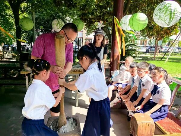 现场打糍粑。任峰摄