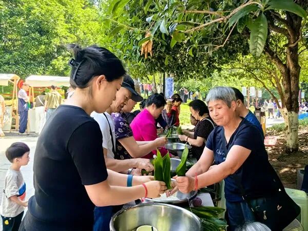 一起包粽子。任峰摄