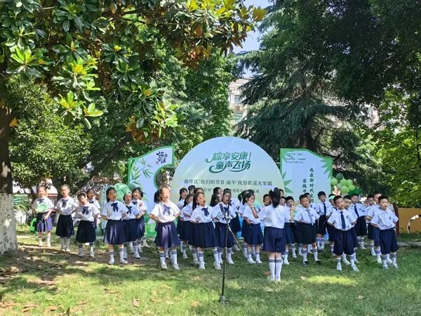 民谣演唱。任峰摄