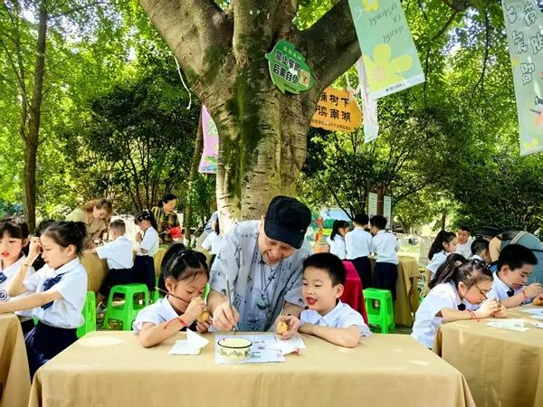 小朋友们体验葫芦画。任峰摄