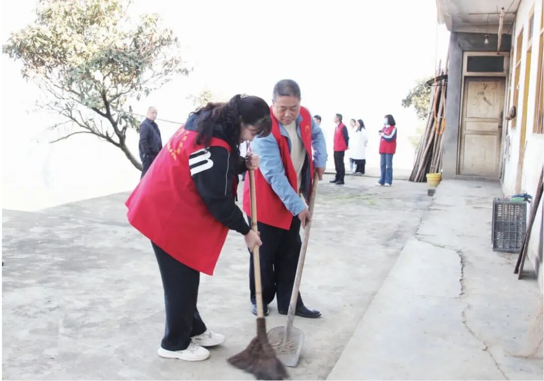 志愿者上门帮助五保老人董世全打扫卫生。冉立 摄