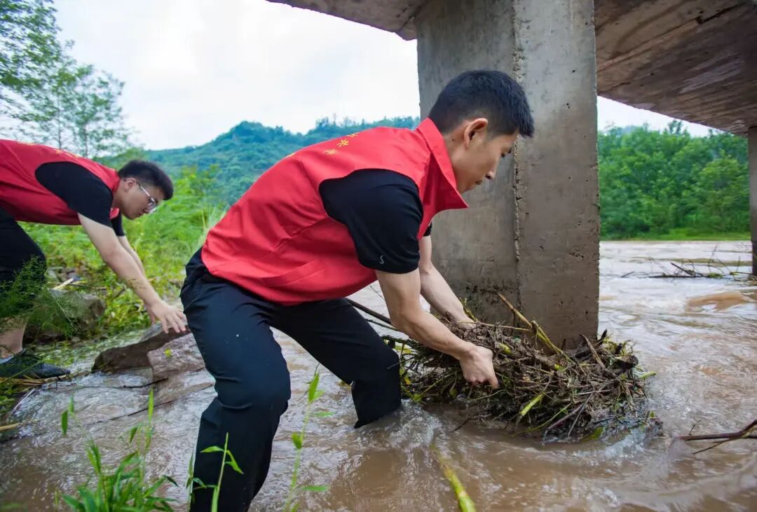 “河小青”正在清理河中垃圾。谭本政 摄