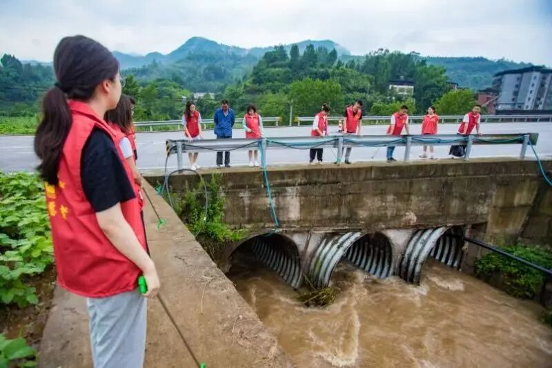 “河小青”们正在日常巡河。谭本政 摄