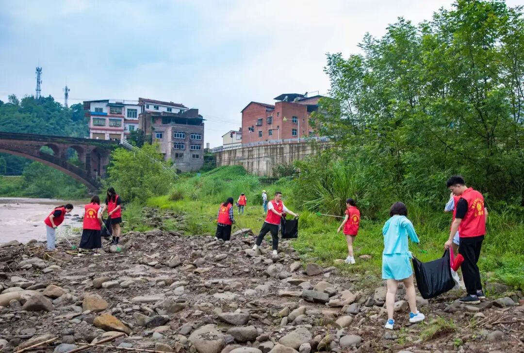 “河小青”们清理河道边垃圾。谭本政 摄