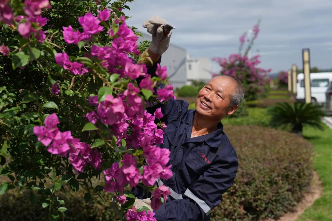 冯朝勇在做园林管理工作。记者 何乾健 摄