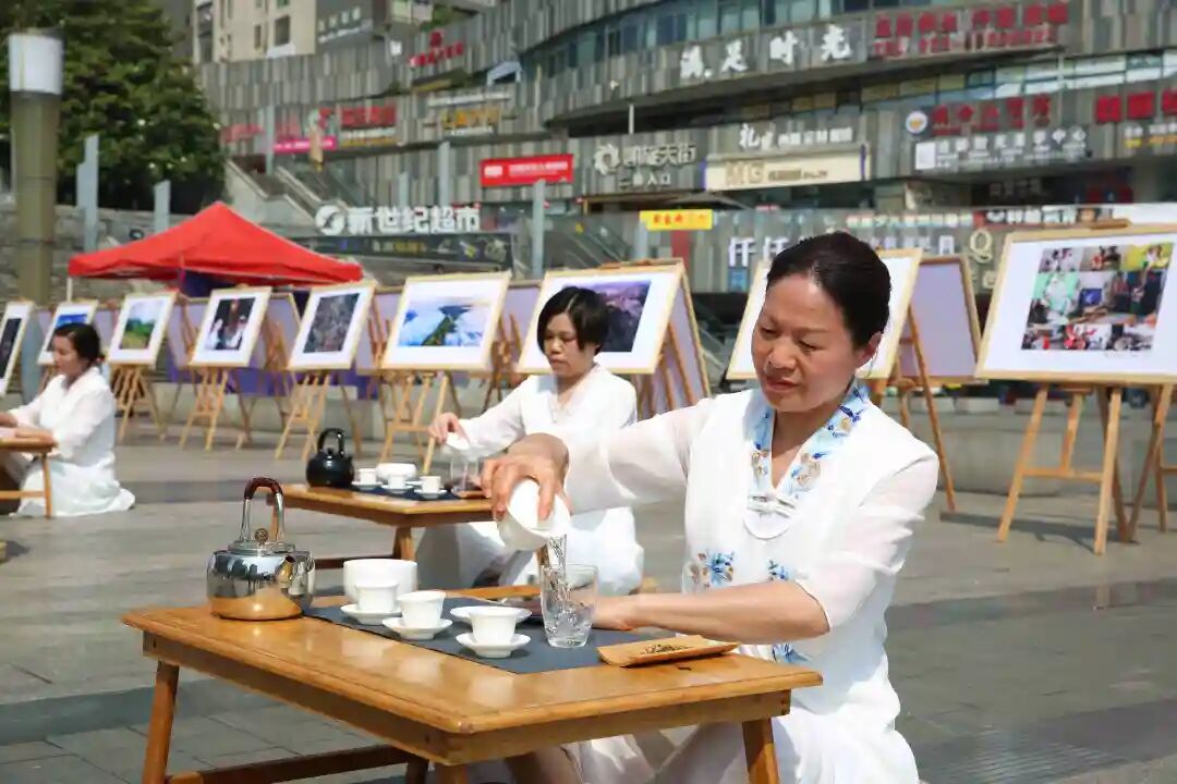 茶艺师们现场展示泡茶技艺。（摄影：张梦寒）