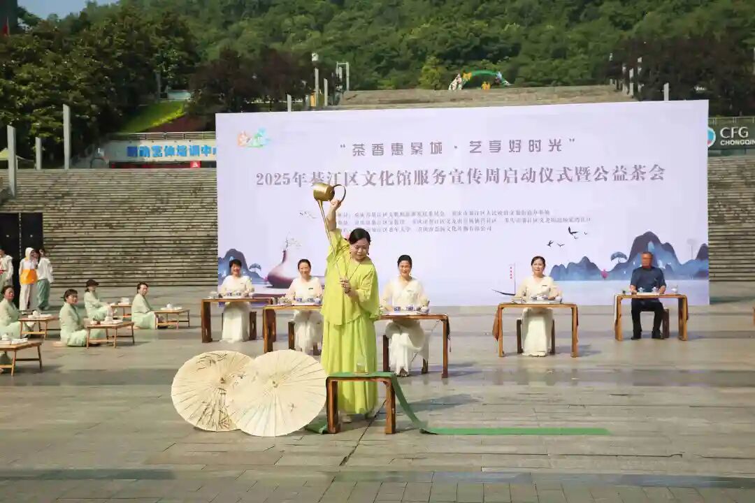 活动现场，精彩的茶艺展示吸引不少市民驻足观看。（摄影：张梦寒）