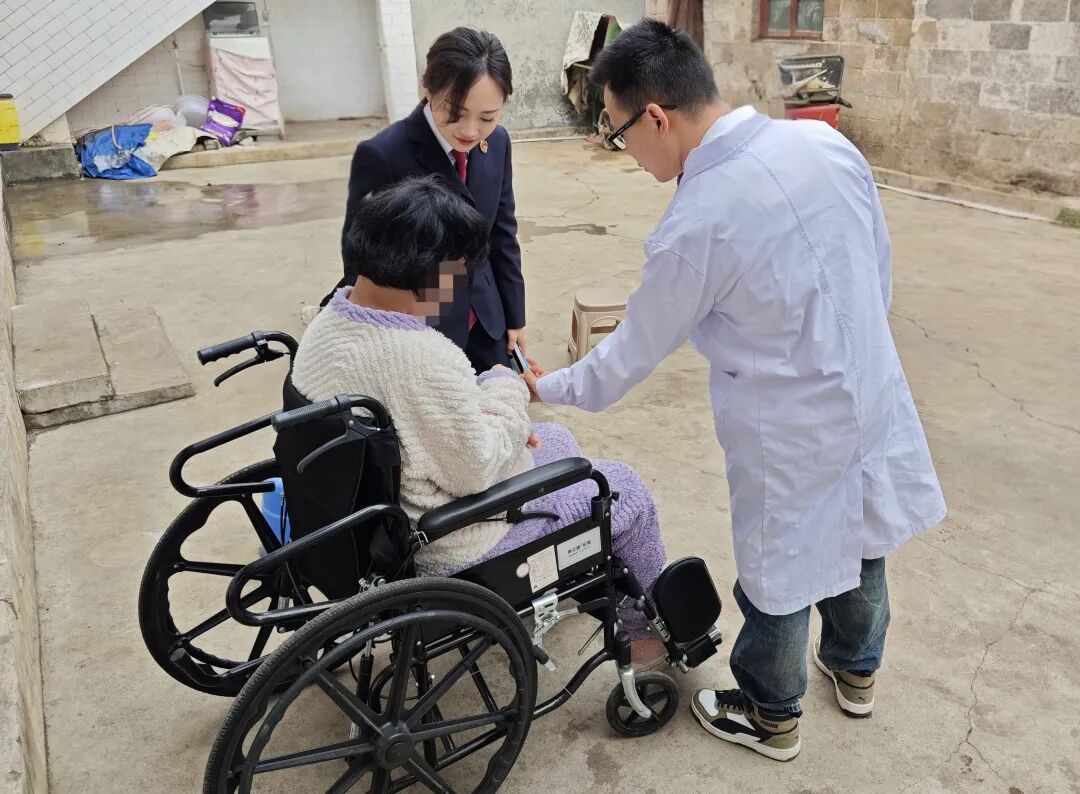 贵州省安龙县检察院：多方救助，受伤少女慢慢站起来