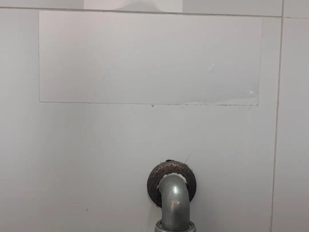 武汉一高校厕所标识将“garbage”误写成“garbege”，后勤处：已全部清除