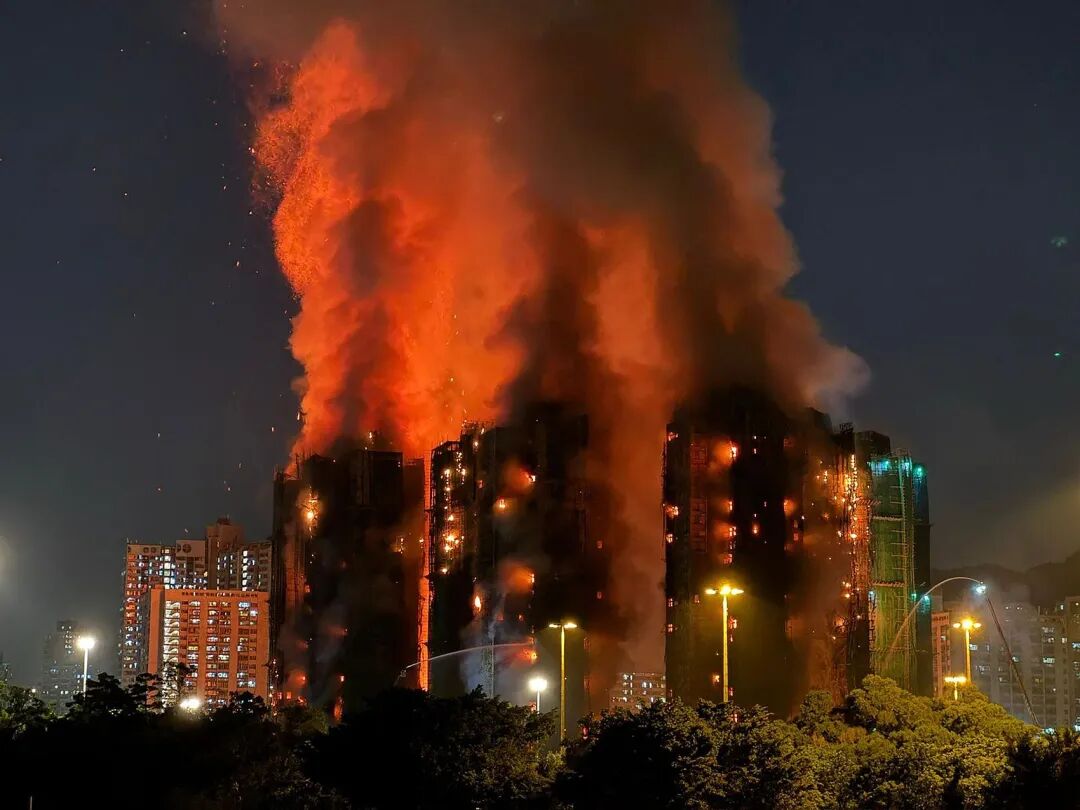 香港火灾已致4死5伤，37岁消防员殉职，数百名居民登记家属失联；李家超向死者家属和伤者致以深切慰问(图1)