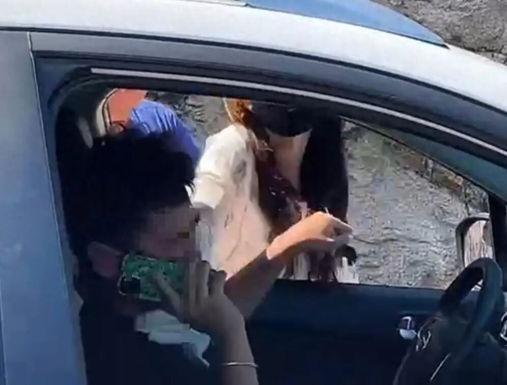 女子逆行殴打对向司机，律师：“还手就理亏”在法律上不成立