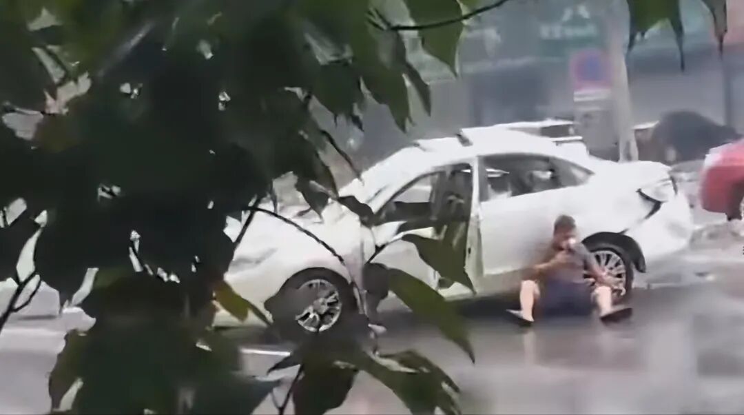 已致2死2伤！山东一沿街房突发燃气闪爆，相邻银行损毁严重，现场多人倒地...（视频/组图） - 9